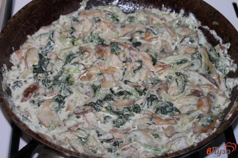 Фото приготовление рецепта: Белые грибы со шпинатом в сметанном соусе шаг №6