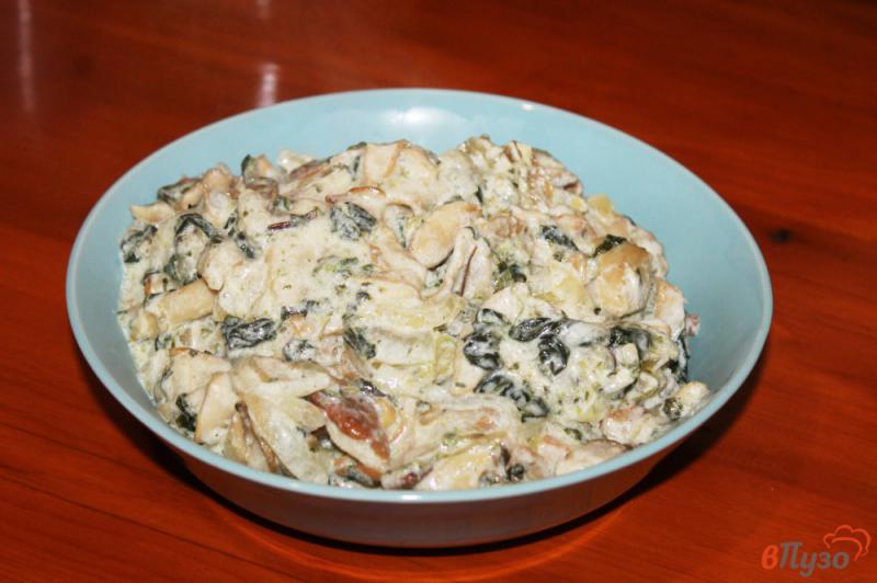 Фото приготовление рецепта: Белые грибы со шпинатом в сметанном соусе шаг №7