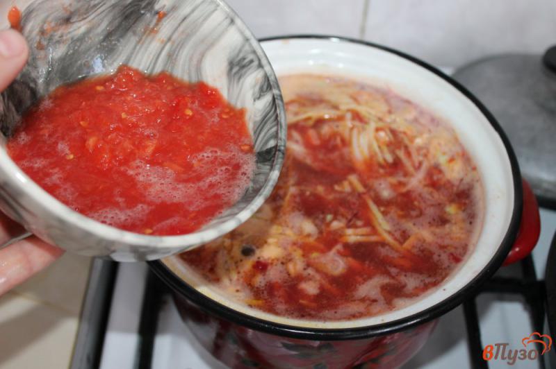 Фото приготовление рецепта: Борщ с помидорами и сельдереем шаг №5