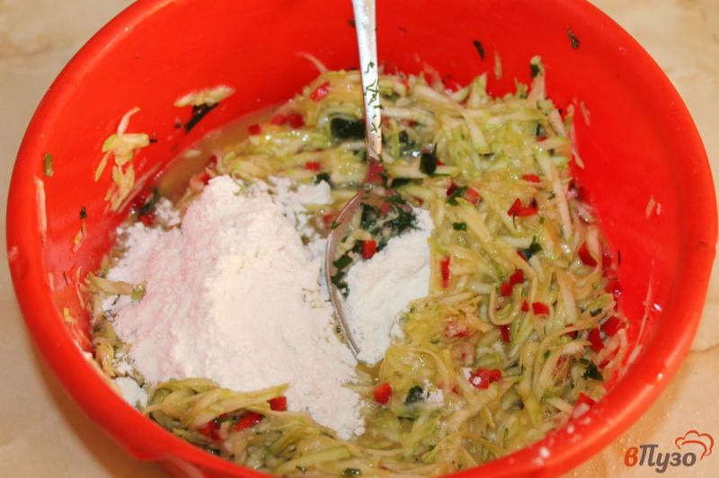 Фото приготовление рецепта: Кабачковые оладьи с чесноком и болгарским перцем шаг №4