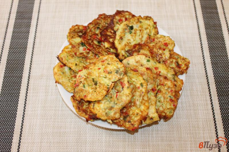 Фото приготовление рецепта: Кабачковые оладьи с чесноком и болгарским перцем шаг №7