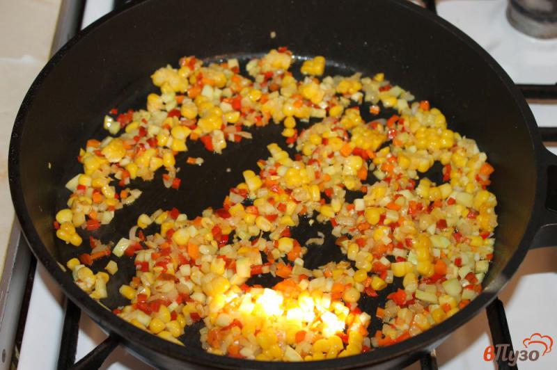 Фото приготовление рецепта: Суп с горохом и кукурузой шаг №4