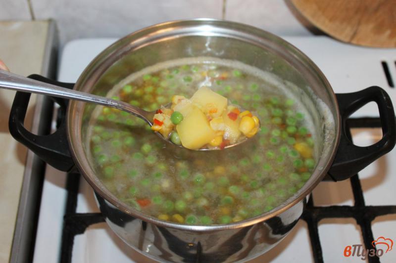 Фото приготовление рецепта: Суп с горохом и кукурузой шаг №5