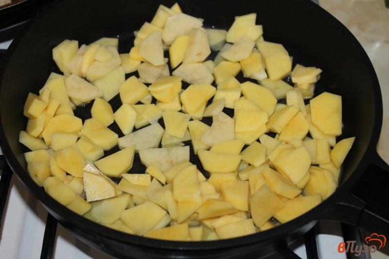 Фото приготовление рецепта: Жареный картофель с кабачком шаг №2