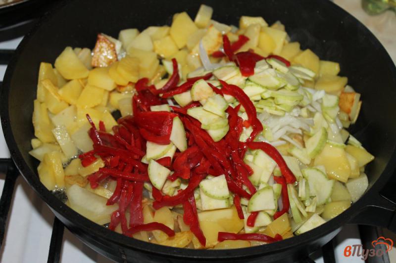 Фото приготовление рецепта: Жареный картофель с кабачком шаг №4