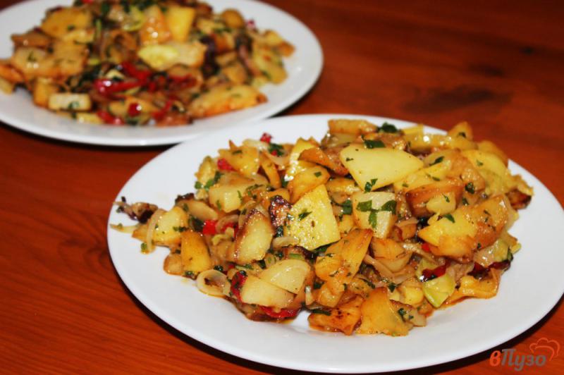 Фото приготовление рецепта: Жареный картофель с кабачком шаг №6