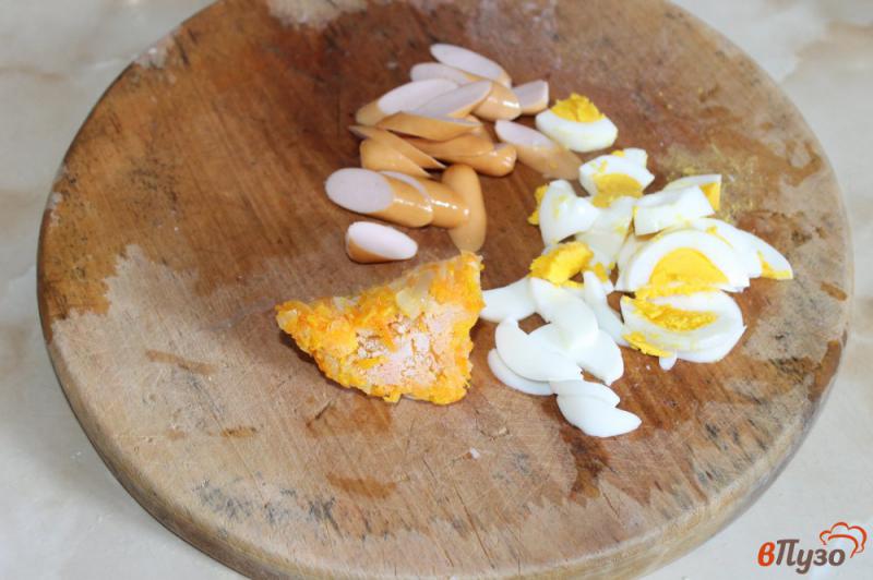 Фото приготовление рецепта: Суп с фрикадельками яйцом и сосисками шаг №2
