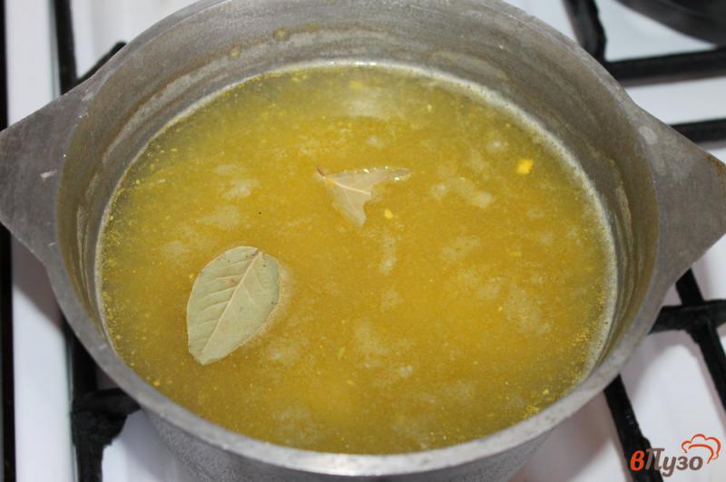 Фото приготовление рецепта: Суп с фрикадельками яйцом и сосисками шаг №3