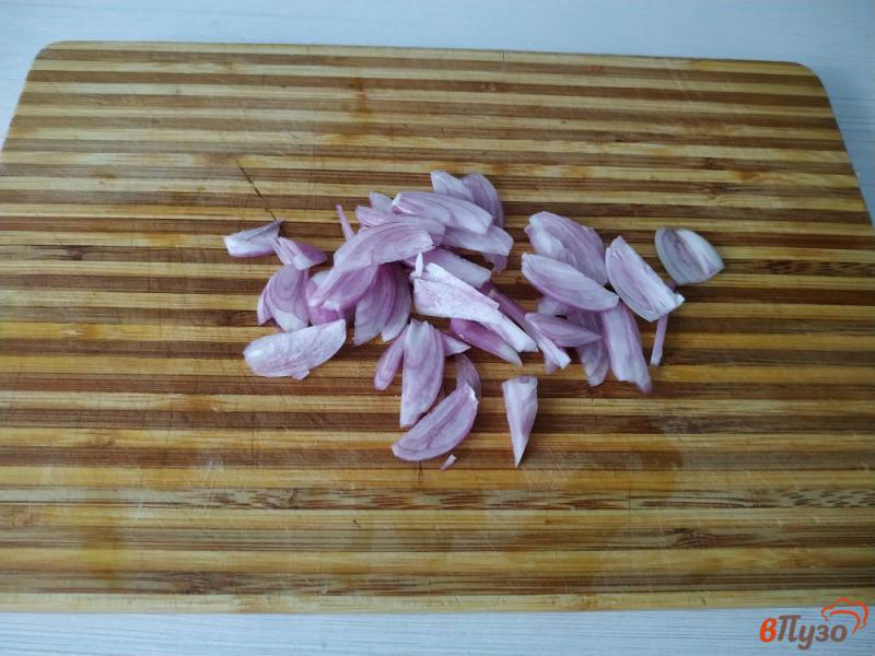 Фото приготовление рецепта: Витаминный салат со сметаной и зеленью шаг №2
