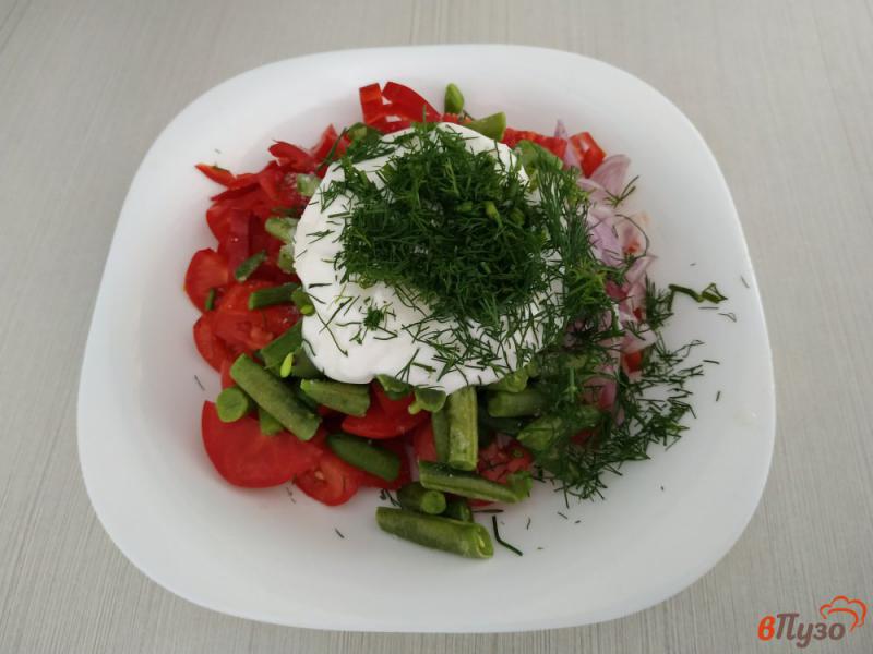 Фото приготовление рецепта: Витаминный салат со сметаной и зеленью шаг №6
