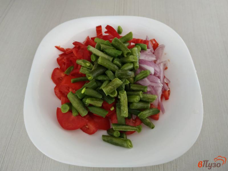 Фото приготовление рецепта: Витаминный салат со сметаной и зеленью шаг №5