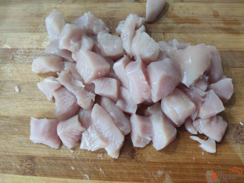 Фото приготовление рецепта: Капуста тушёная с курицей и грибами шаг №1