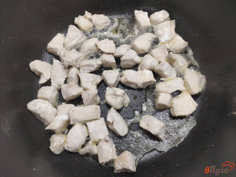 Фото приготовление рецепта: Капуста тушёная с курицей и грибами шаг №4