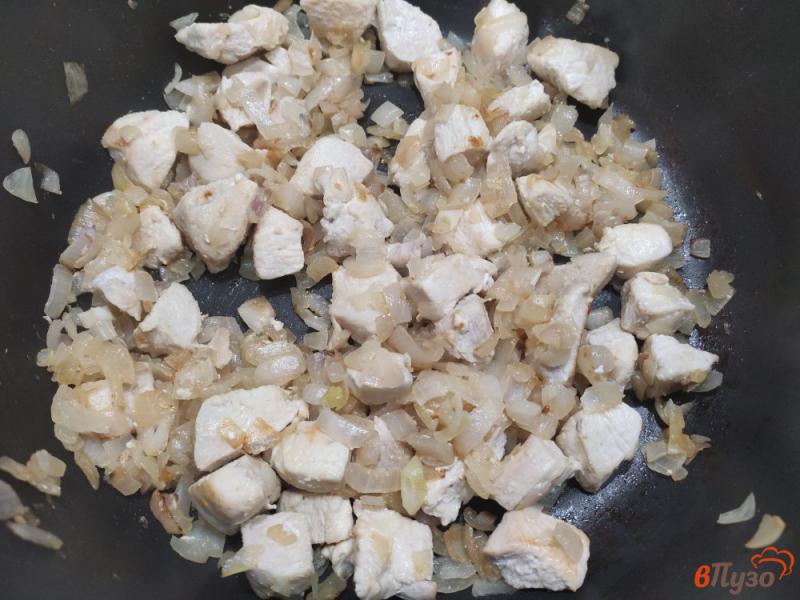 Фото приготовление рецепта: Капуста тушёная с курицей и грибами шаг №5