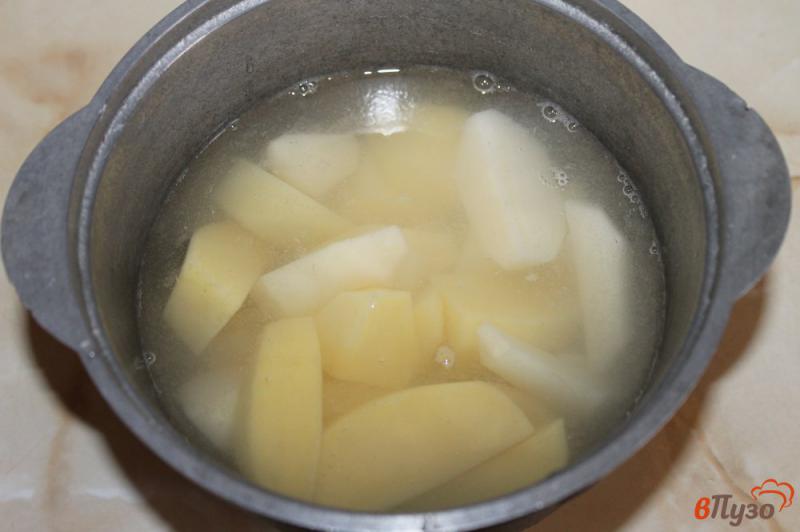 Фото приготовление рецепта: Картофельное пюре с чесноком и шпиком шаг №3