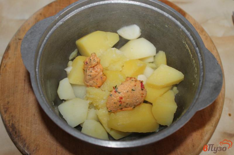 Фото приготовление рецепта: Картофельное пюре с чесноком и шпиком шаг №4