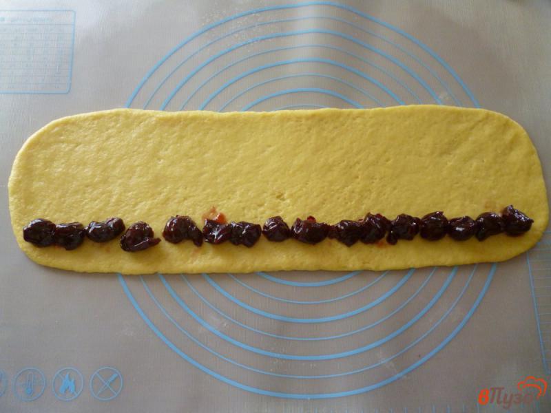 Фото приготовление рецепта: Песочное печенье с вишней шаг №5