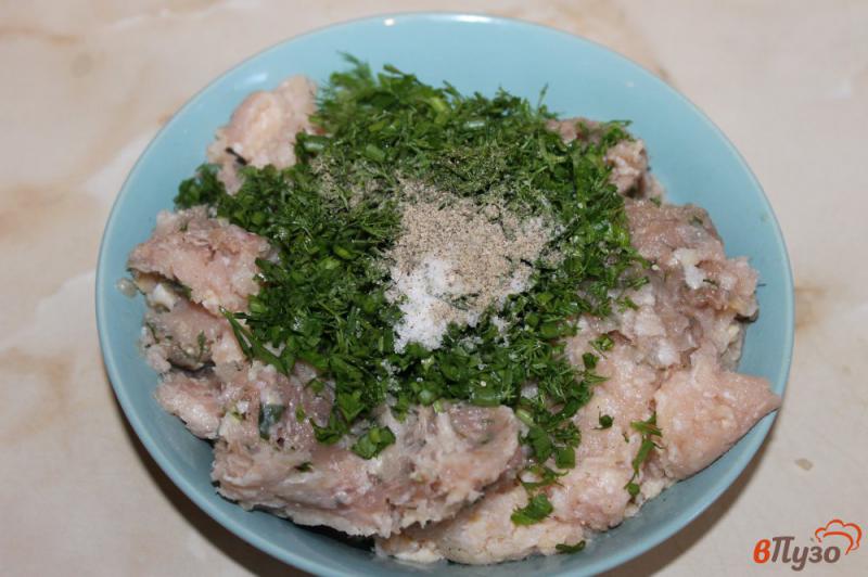 Фото приготовление рецепта: Вафельные бризоли с мясом и зеленью шаг №2