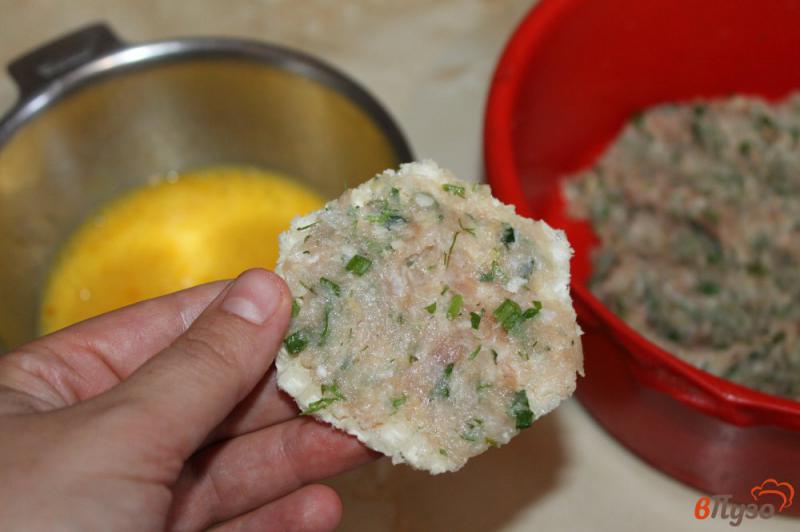 Фото приготовление рецепта: Вафельные бризоли с мясом и зеленью шаг №3