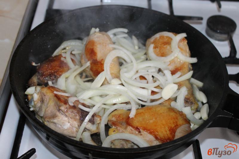 Фото приготовление рецепта: Курица с томатами и булгуром на сковороде шаг №2