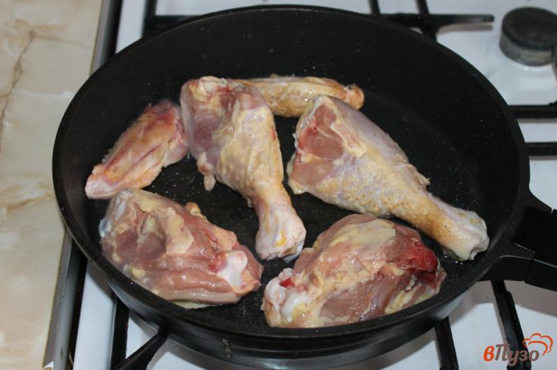 Фото приготовление рецепта: Курица с томатами и булгуром на сковороде шаг №1