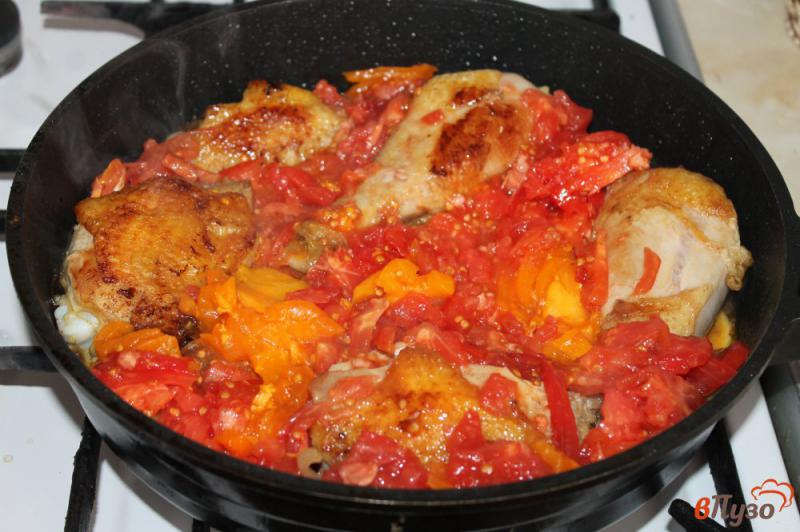 Фото приготовление рецепта: Курица с томатами и булгуром на сковороде шаг №3