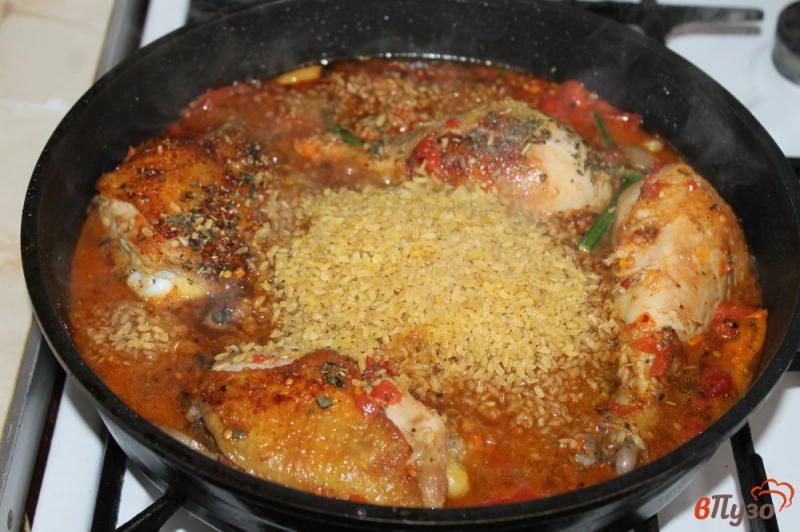 Фото приготовление рецепта: Курица с томатами и булгуром на сковороде шаг №5