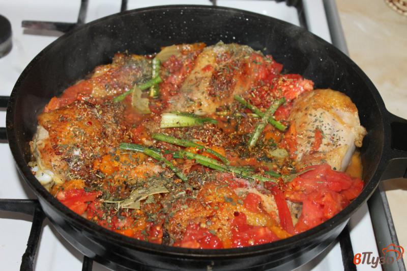 Фото приготовление рецепта: Курица с томатами и булгуром на сковороде шаг №4