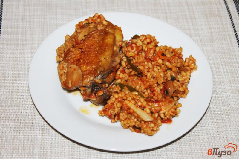 Фото приготовление рецепта: Курица с томатами и булгуром на сковороде шаг №6