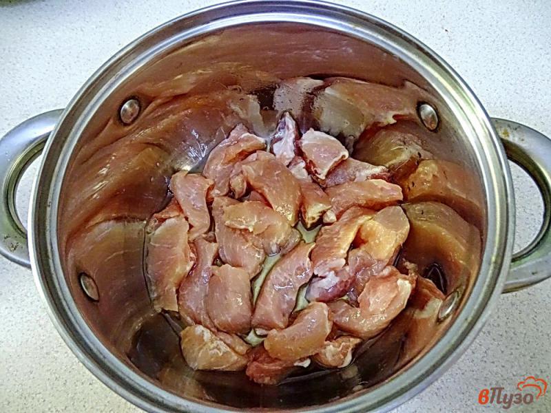 Фото приготовление рецепта: Свинина в сметане в кастрюле шаг №3