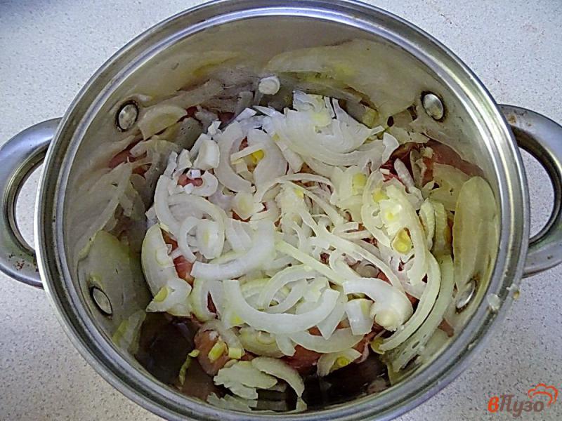 Фото приготовление рецепта: Свинина в сметане в кастрюле шаг №4