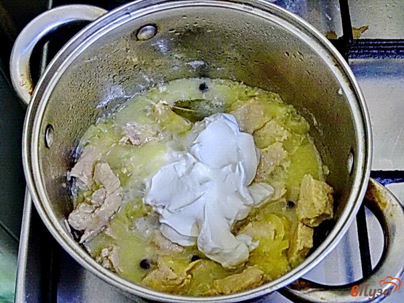 Фото приготовление рецепта: Свинина в сметане в кастрюле шаг №7
