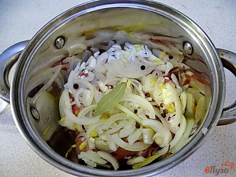 Фото приготовление рецепта: Свинина в сметане в кастрюле шаг №5