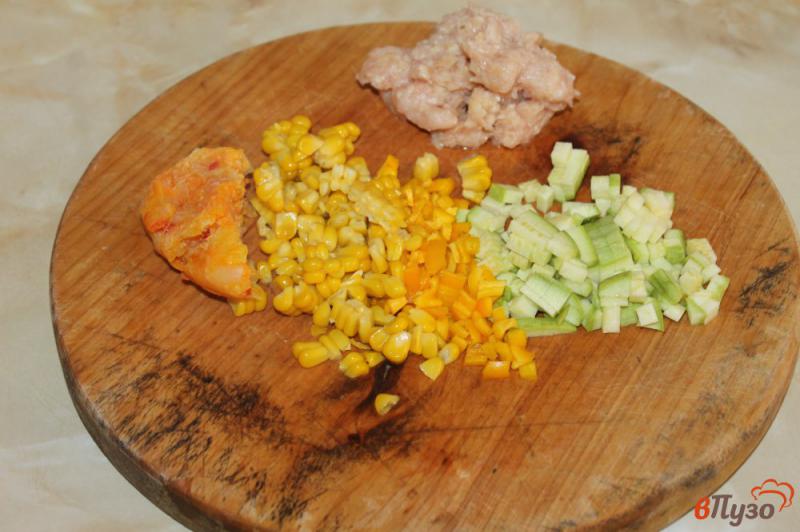 Фото приготовление рецепта: Картофельный суп с фрикадельками и кабачком шаг №2