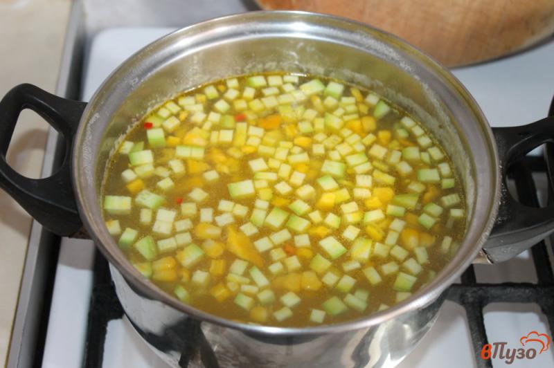 Фото приготовление рецепта: Картофельный суп с фрикадельками и кабачком шаг №4