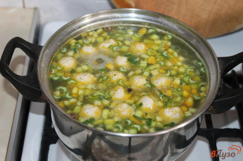 Фото приготовление рецепта: Картофельный суп с фрикадельками и кабачком шаг №5