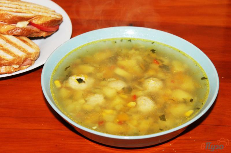 Фото приготовление рецепта: Картофельный суп с фрикадельками и кабачком шаг №6
