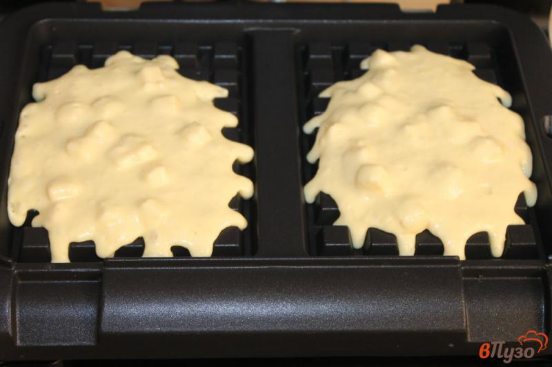 Фото приготовление рецепта: Сырные вафли шаг №5