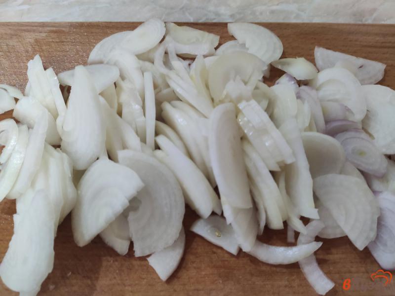 Фото приготовление рецепта: Салака с луком в томате шаг №1