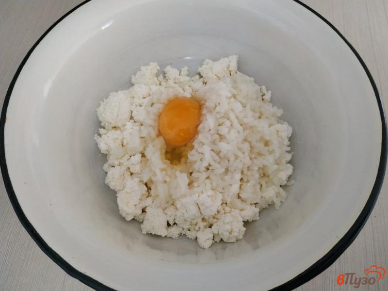 Фото приготовление рецепта: Творожная запеканка с рисом и изюмом шаг №1