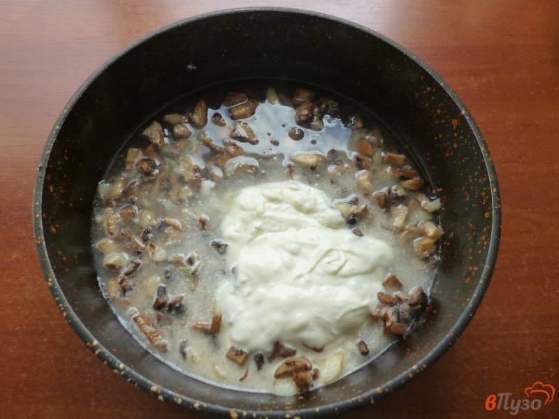 Фото приготовление рецепта: Котлеты в сметане с грибами шаг №8