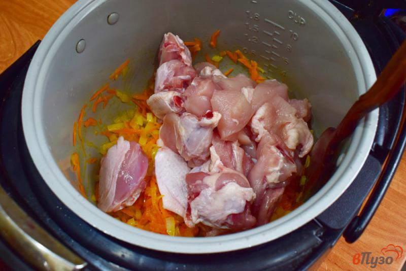 Фото приготовление рецепта: Курица с рисом в мультиварке шаг №3