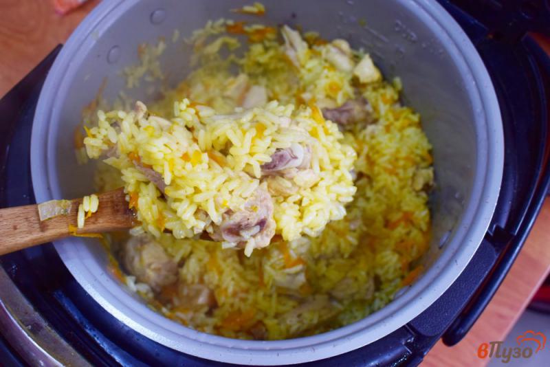 Фото приготовление рецепта: Курица с рисом в мультиварке шаг №5