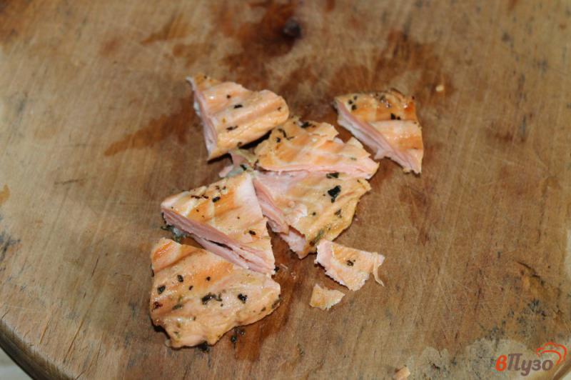 Фото приготовление рецепта: Салат с рыбой и сухариками шаг №2