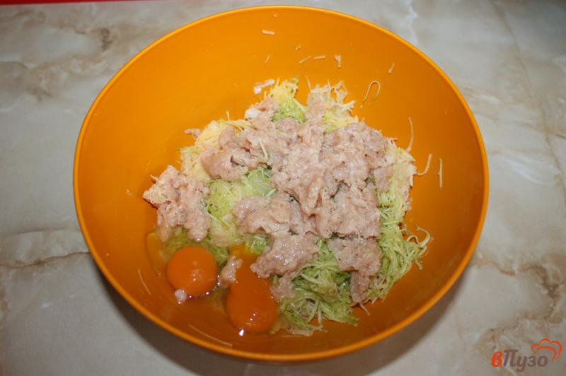 Фото приготовление рецепта: Картофельные драники с кабачком и мясом шаг №3
