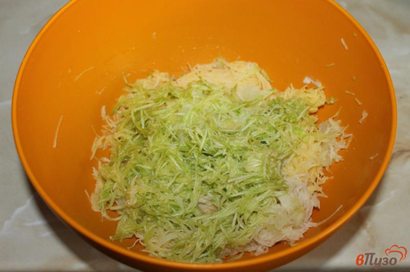 Фото приготовление рецепта: Картофельные драники с кабачком и мясом шаг №2