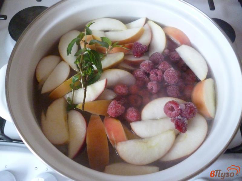 Фото приготовление рецепта: Компот из яблок и малины шаг №2