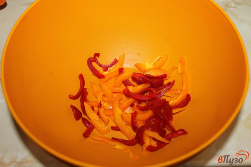 Фото приготовление рецепта: Салат из капусты с перцем и морковью шаг №1