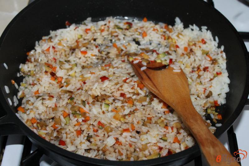 Фото приготовление рецепта: Рис с баклажаном и перцем шаг №4