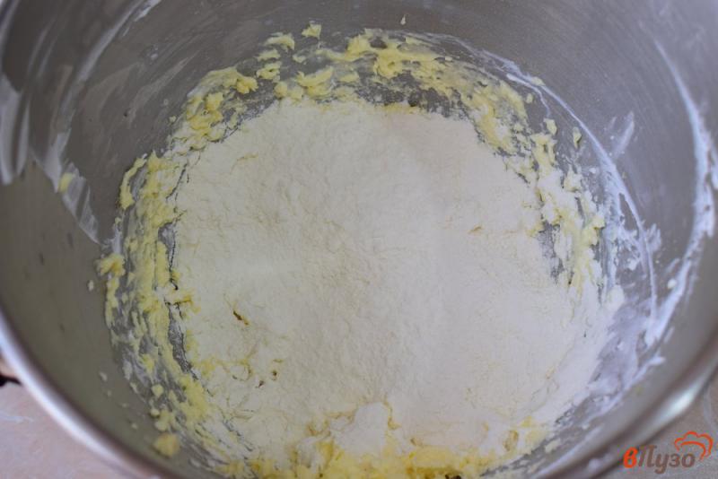 Фото приготовление рецепта: Тертый пирог со сливовым вареньем шаг №3